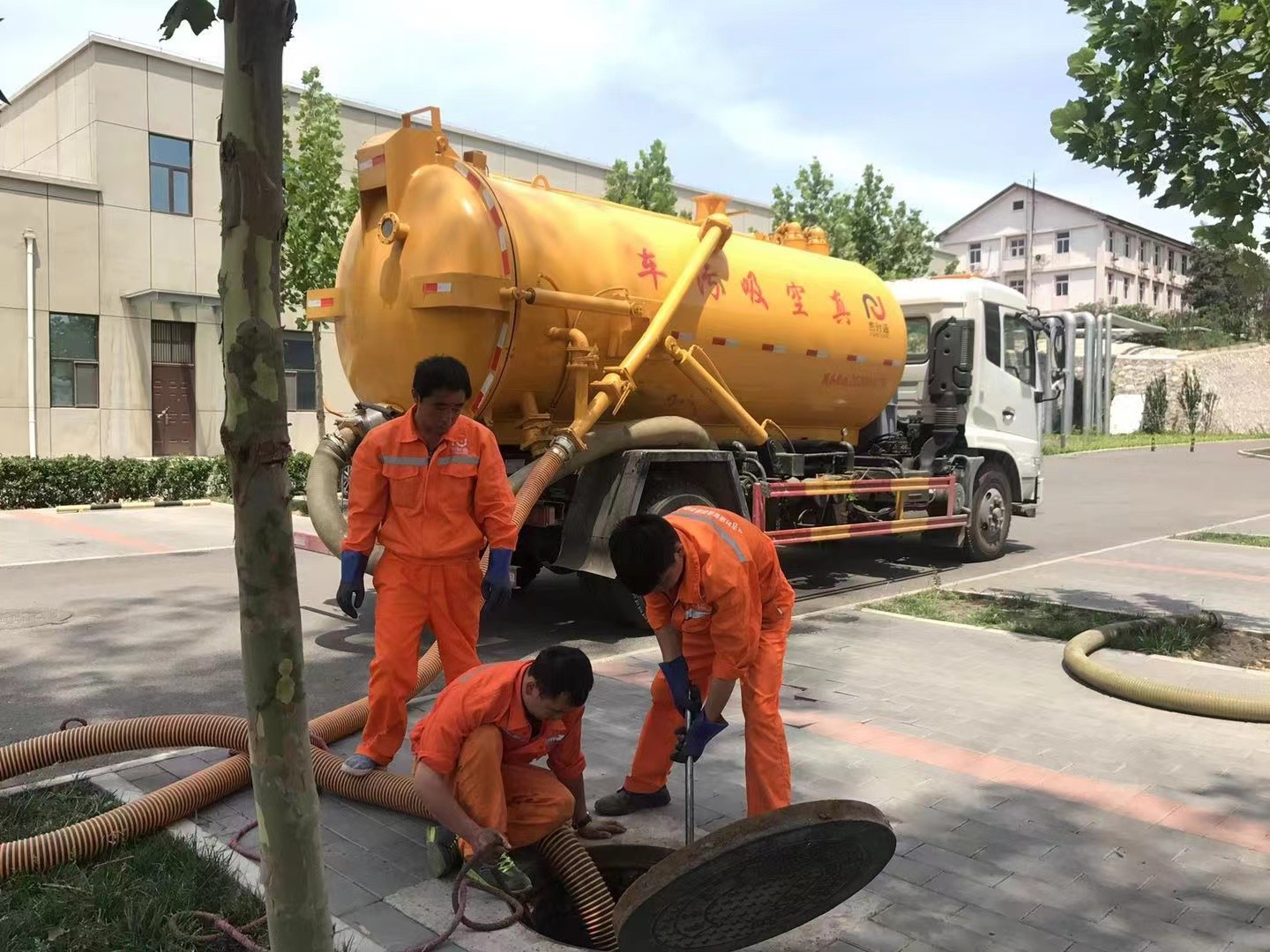 绥芬河管道疏通车停在窨井附近