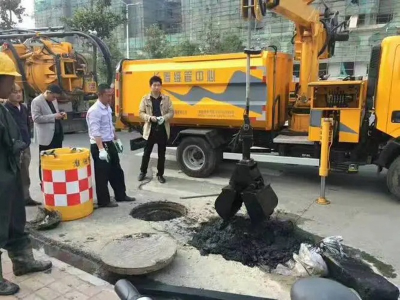 绥芬河街道：网格员化身“清道夫”，为民解忧疏通“堵心”化粪池
