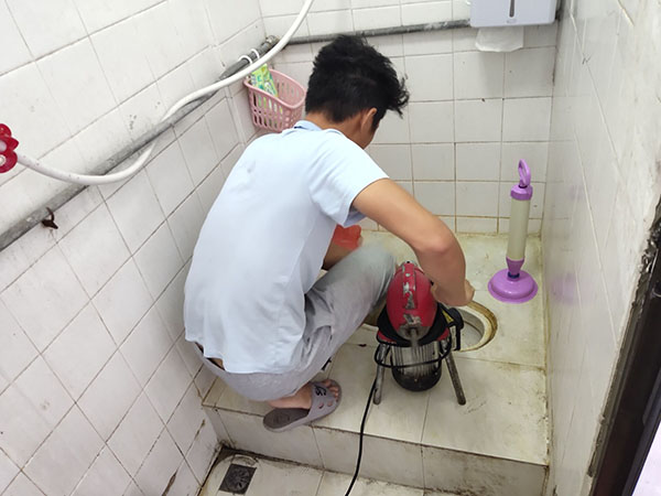 绥芬河肥皂掉到马桶里把马桶堵住了怎么办？马桶堵住了怎么办