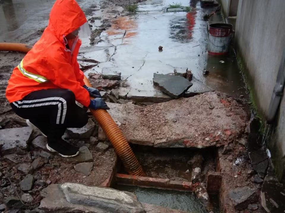 绥芬河专业清理污水池 炜誉市政以规范流程守护城市 “肠道”